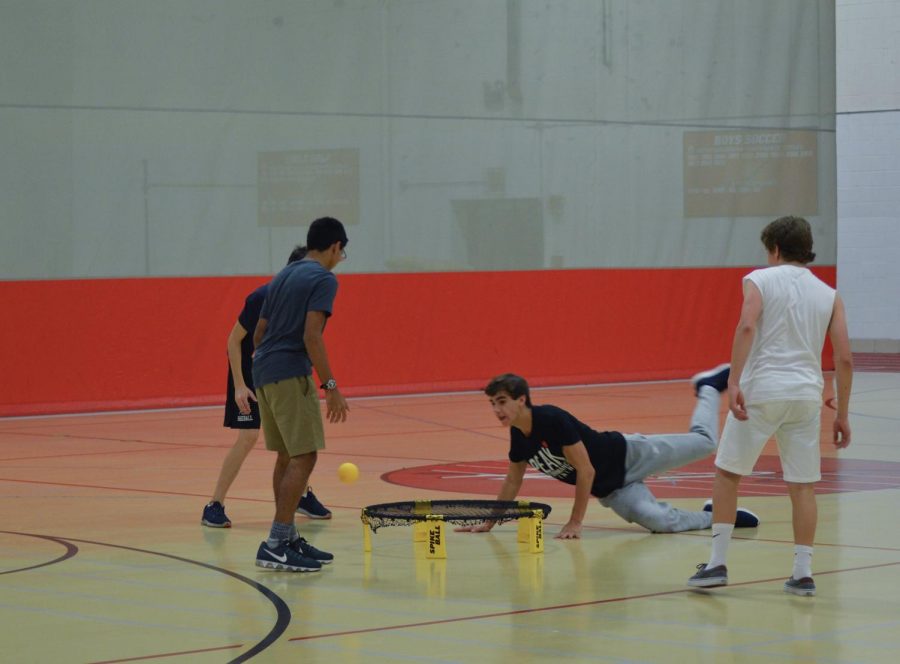 The+spikeball+tournament%2C+hosted+on+Sunday%2C+Oct.+22+by+Peer+Leadership%2C+drew+in+teams+from+every+grade+level+competing+to+win+it+all.+