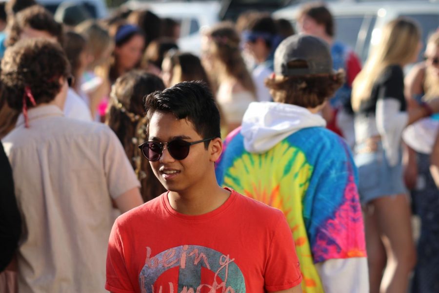 Students gathered in the senior parking lot for the junior Woodstock themed tailgate on Thursday, May 23, at 6:30 a.m. They celebrated their upcoming senior year with food, 60s music, and spike ball, while  gathering with groups of friends. 