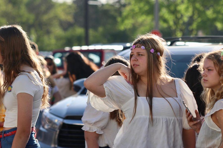 Students gathered in the senior parking lot for the junior Woodstock themed tailgate on Thursday, May 23, at 6:30 a.m. They celebrated their upcoming senior year with food, 60s music, and spike ball, while  gathering with groups of friends. 