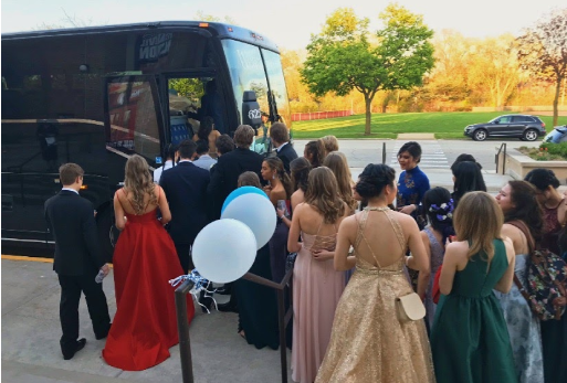 Students on their way to the Navy Pier during last years Prom.
Courtesy to Twitter.