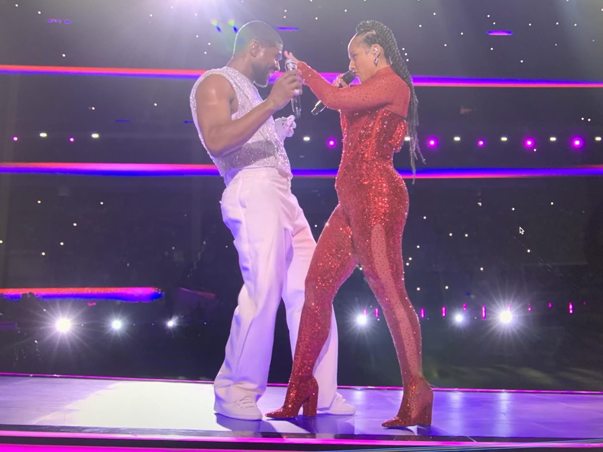 Usher and Alicia Keys performed “My Boo” wearing a red and white color scheme.