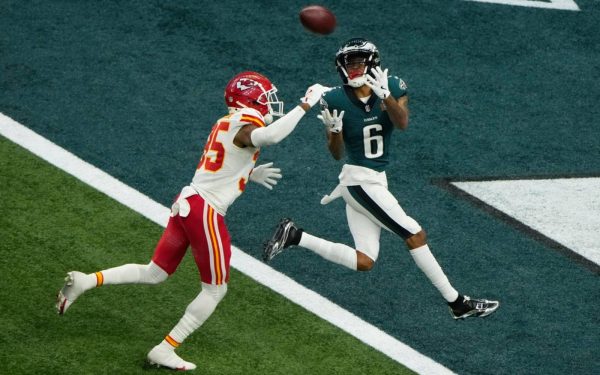 DeVonta Smith (6) catches a touchdown in the second half of the game.